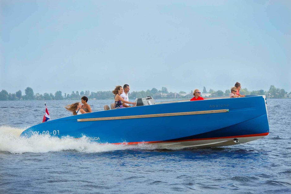 Meet and greet on the IJsselmeer with the Aluqa tender at restaurant Volt